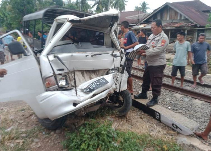 Kereta Api Pengangkutan Minyak Tabrak Mobil Angkutan Pedesaan, 1 Penumpang Meninggal Dunia