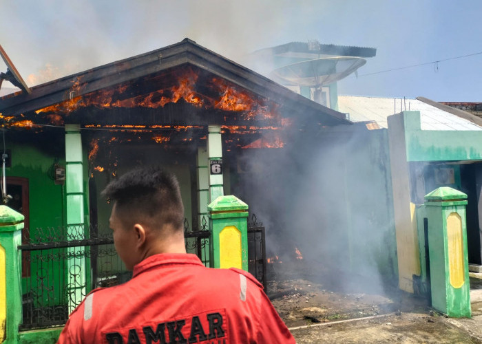 Jumat Siang, Satu Unit Rumah di Jalan Pebabri Kota Bengkulu Ludes Terbakar