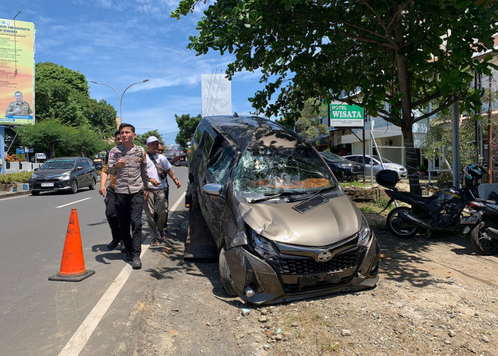 Kecelakaan di Tanah Patah Sebabkan Minibus Ringsek Usai Tabrak Ruko, Pengemudi Kabur