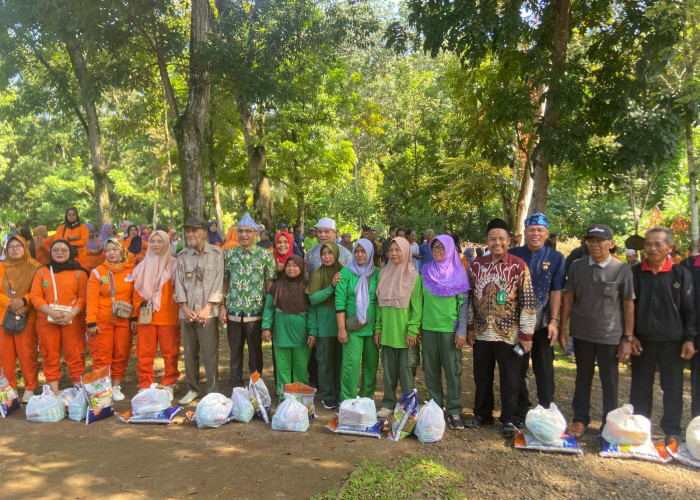 Baznas Kota Bengkulu Bagikan 300 Paket Sembako untuk Petugas Kebersihan DLH Menjelang Idul Adha