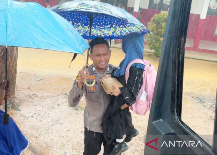 Bus Polisi Bantu Anak-anak Pelosok Satui Menjemput Mimpi