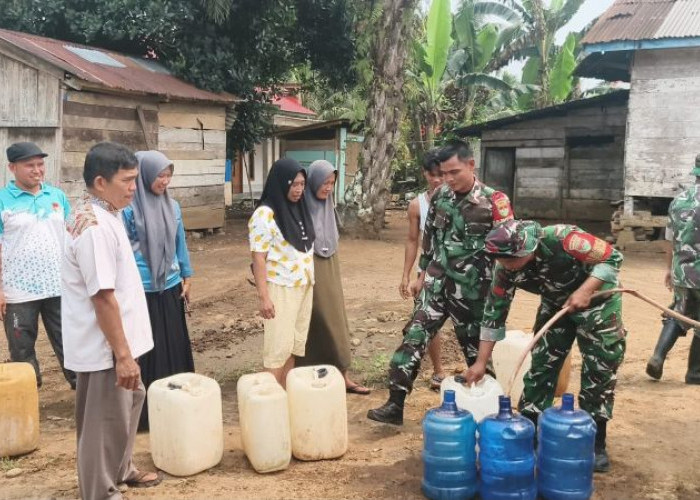 Kemarau Panjang, TNI Salurkan Air Bersih ke Lebih dari 100 Warga Mukomuko