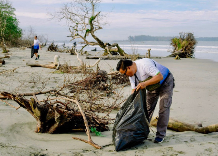 Cegah Pencemaran Berulang, Pertamina Patra Niaga Regional Sumbagsel Inisiasi Aksi Bersih Pantai di Bengkulu