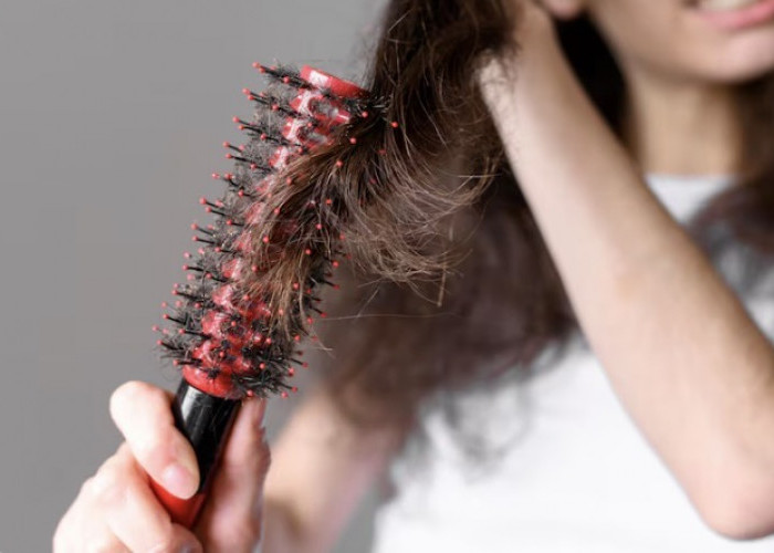 Sering Keramas Bikin Rambut Rontok? Ini Fakta yang Sebenarnya