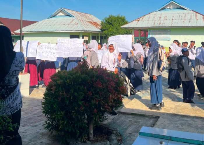 Hari Pertama Sekolah, Ratusan Siswa SMPN 5 Seluma Protes Kepala Sekolah, Bawa Poster Penolakan