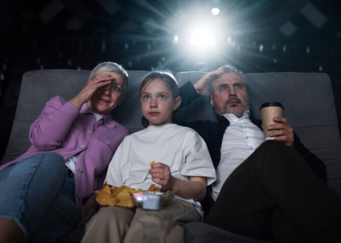 Bolehkah Anak Nonton Film Horor? Ini Waktu yang Tepat dan Tips Aman untuk Orang Tua