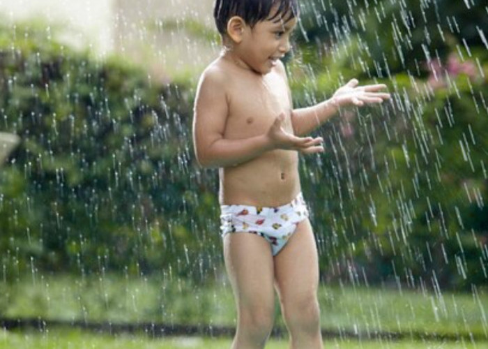 Jangan Khawatir, Ini 7 Manfaat Mandi Hujan untuk Anak