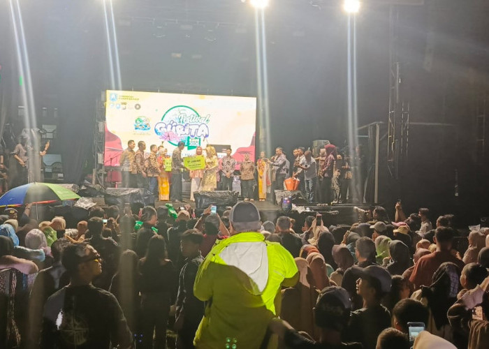 Diguyur Hujan, Festival Gurita Kaur 2026 Tetap Dipadati Warga, Lapangan Merdeka Bintuhan Jadi Lautan Manusia