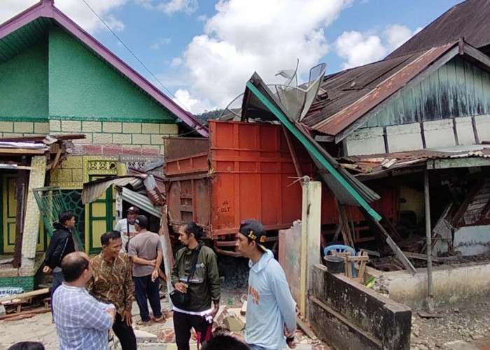 BREAKING NEWS: Truk Kosong Hantam 3 Rumah di Desa Pagar Gunung Kepahiang