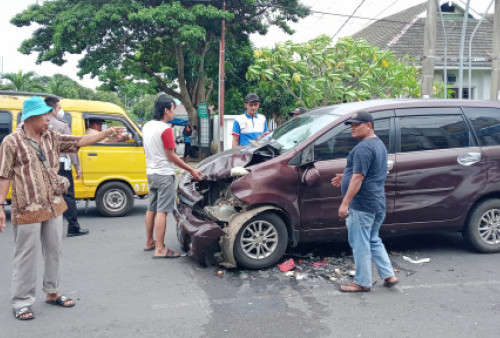 Laka Lantas di Nusa Indah: Xenia Vs Aerox, Pengendara Motor Luka-luka 