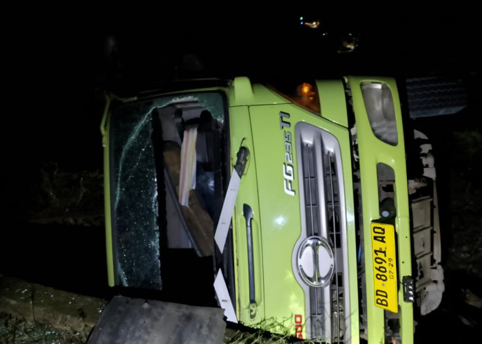 Truk Bermuatan Pasir Terguling di Seluma, Diduga Akibat Gagal Menanjak