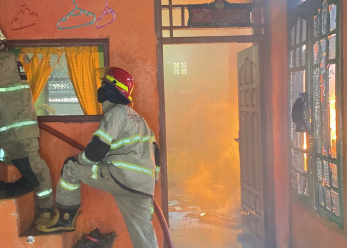 Kebakaran Hebat di Bumi Ayu, Rumah Personel Damkar Bengkulu Ludes Terbakar