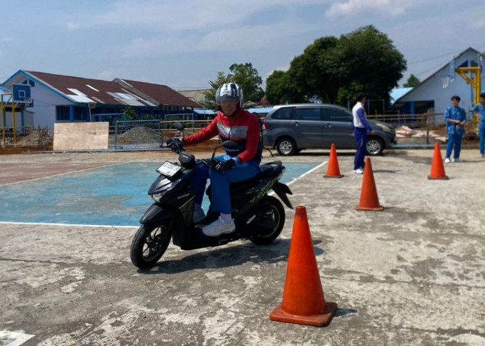 Astra Motor Bengkulu Ajari Siswa SMKN 1 Argamakmur Jaga Jarak Aman dan Teknik Menikung