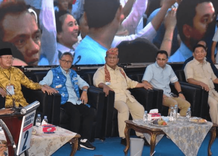 Pakai Kebek Palak, Prabowo Subianto Tiba di Bengkulu Bersama Raffi Ahmad dan Zulkifli Hasan