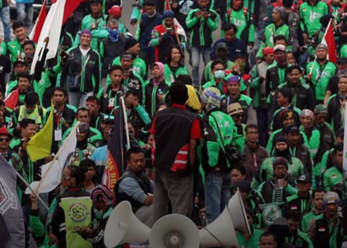 Demo 500 Ribu Pengemudi Ojol Lumpuhkan Lalu Lintas, Transjakarta Alihkan Rute Demi Kelancaran