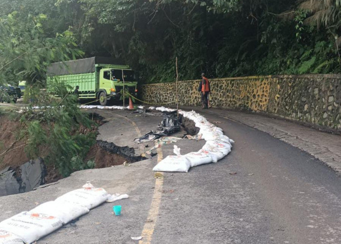 Kendaraan Besar Dilarang Melintas, Polisi Berlakukan Buka Tutup Arus Lalin Dampak Longsor di Liku Sembilan