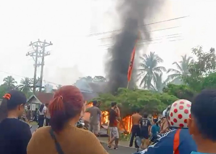 Kebakaran Hebat, 1 Unit Rumah Warga di Desa Pekik Nyaring Pondok Kelapa Ludes Terbakar ! 