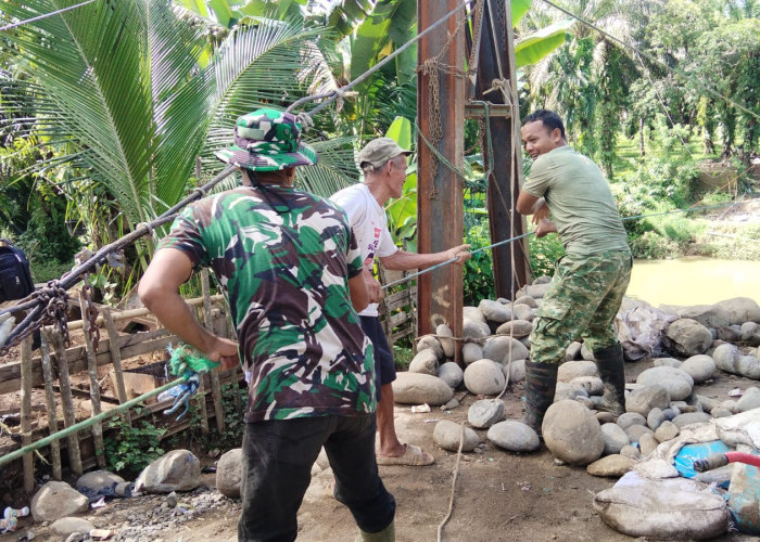 Pembangunan Jembatan Gantung Desa Pagaruyung Dipercepat, Babinsa Koramil 423-03/Lais Lakukan Pendampingan