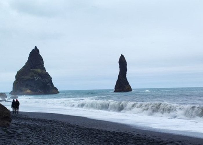 Pasir Hitam Terbentuk dari Lava Mendingin, Saat Matahari Terbenam Pasir Berkilauan