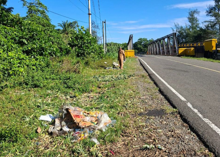 Sampah Berserakan di Jalur Lintas Provinsi, Pemdes Air Dikit Minta TPS Segera Dibangun