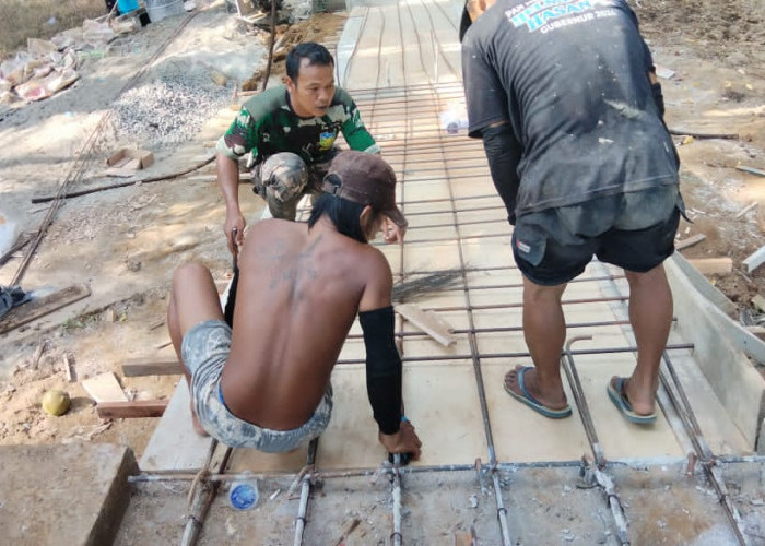 Pembangunan Jembatan Gantung Perintis Desa Pagaruyung Terus Dikebut, Babinsa Turun Awasi