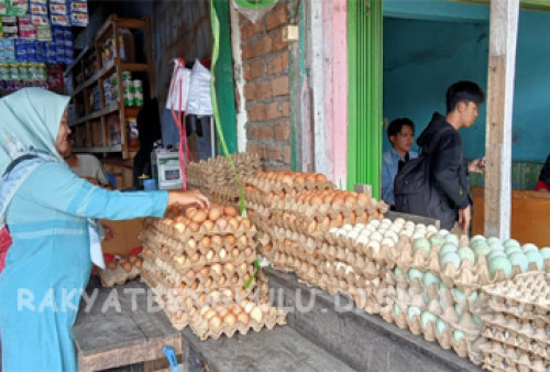 Penjual telur ayam ras di pasar atas Curup. foto: badri rb online 