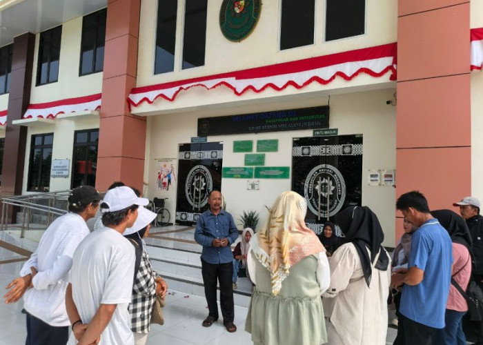 Bawa Ubi hingga Pisang, Petani Mukomuko Datang Bayar Putusan Rp3 Miliar