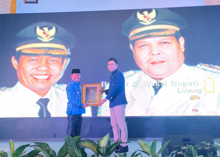 Bupati Lebong Kopli Ansori Dianugerahi Best Future Leaders Of Indonesia Tahun 2023