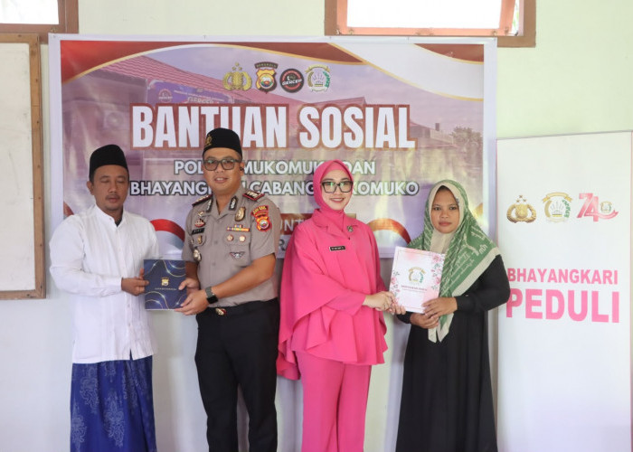 Polres Mukomuko Salurkan Bansos ke Santri, Kapolres: Keamanan Berawal dari Hubungan Baik
