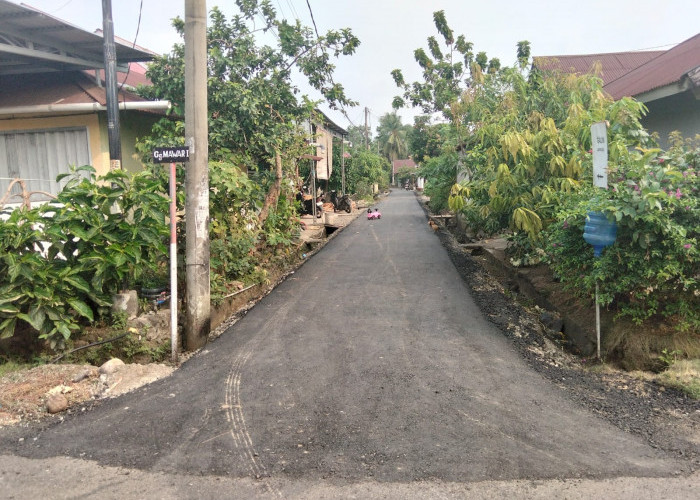 Dinas PUPR Kota Bengkulu Aspal Jalan Gang Mawar 1 dan 2 di Kandang Mas, Warga Sampaikan Terima Kasih