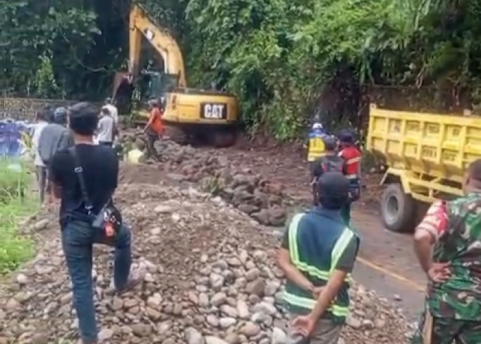 Update! Jalan Longsor di Liku Sembilan, Petugas Lakukan Perbaikan, Arus Lalin Sementara Tutup Total