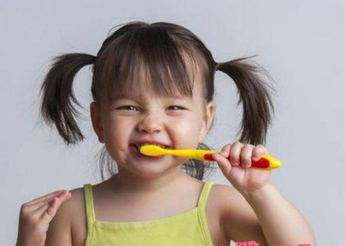 Manfaat dan Tips Mengajarkan Anak Menyikat Gigi Sejak Dini