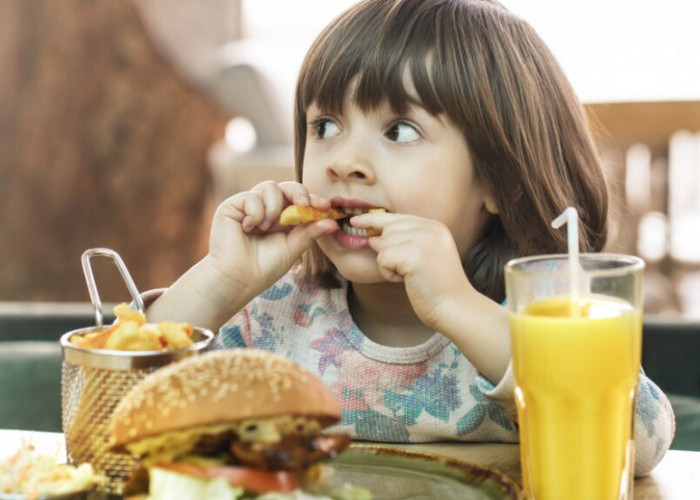 Hati-hati! Jangan Berikan 8 Jenis Makanan Ini Kepada Anak, Berpotensi Gangguan Kesehatan 