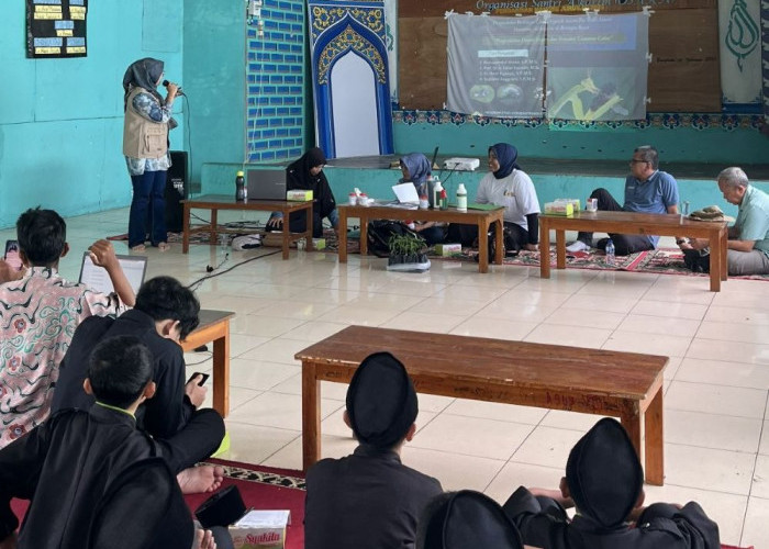 Agroekoteknologi UNIB Ajarkan Budidaya Cabai Organik dalam Pot kepada Santri Pesantren Al-Karim