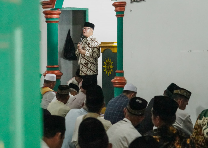 Shalat Idul Adha di Bengkulu Tengah, Gubernur Rohidin Jadi Khatib dan Serahkan Sapi Kurban Presiden