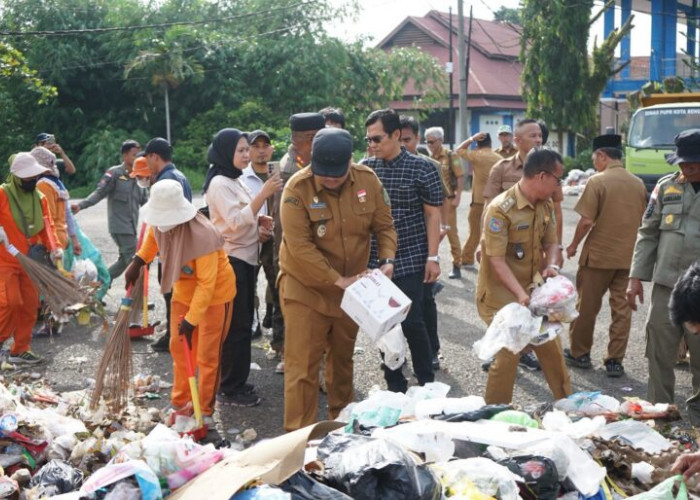 Aksi Buang Sampah Cemari Kantor Walikota, Wawali Ronny Turun Bersihkan Lokasi
