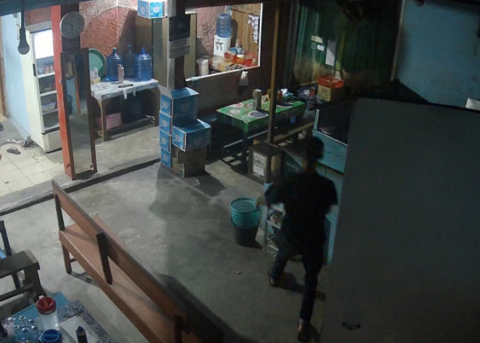 Beraksi di Warung Siomay, Aksi Nekat Pemuda Embat Tabung Gas dan Kotak Amal Terekam CCTV