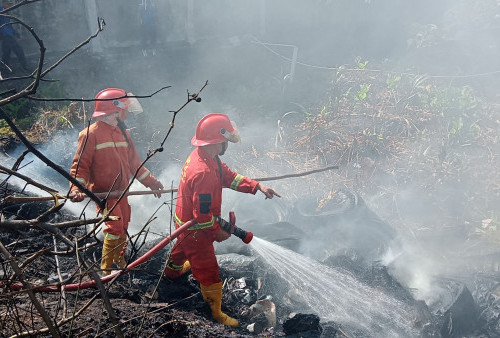 Api Bakar Tumpukan Ban, Kantor Jasa Ekspedisi di Jalan P Natadirja Nyaris Hangus