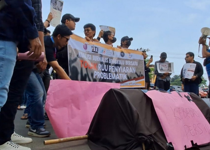 Demo Tolak RUU Penyiaran, Jurnalis Bengkulu Jalan Mundur Bawa Keranda Mayat ke DPRD
