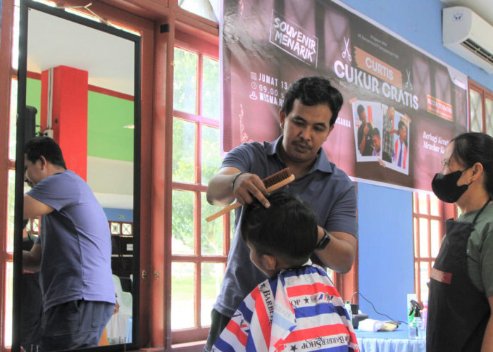 Berdayakan Warga Lokal, PEP Sangasanga Field dan PHSS Gelar Program “CurTis: Cukur Gratis” Jelang Idulfitri 