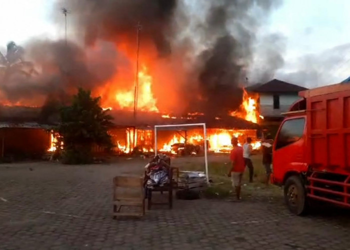 BREAKING NEWS: Jelang Buka Puasa Terjadi Kebakaran di Unit 1 Terminal Padang Jaya, 5 Bangunan Hangus Terbakar