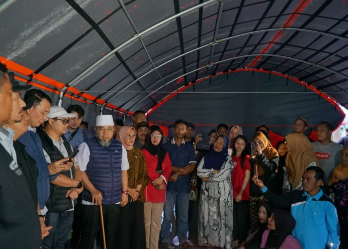 Gubernur Helmi Hasan Terjun Langsung ke Lokasi Abrasi Batang Anai, Salurkan Bantuan untuk Warga Sumbar