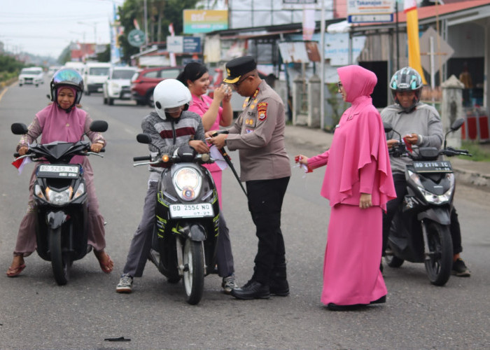 Polres Mukomuko Bagikan 1.000 Bendera Merah Putih, Warga Diajak Kibarkan di Rumah dan Kendaraan