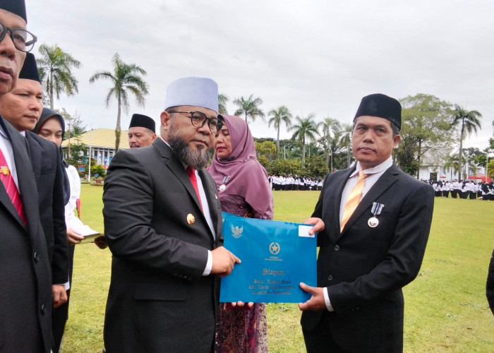 HAB ke-80 Kemenag di Bengkulu, Gubernur Helmi Hasan Sematkan Satya Lencana Karya Satya