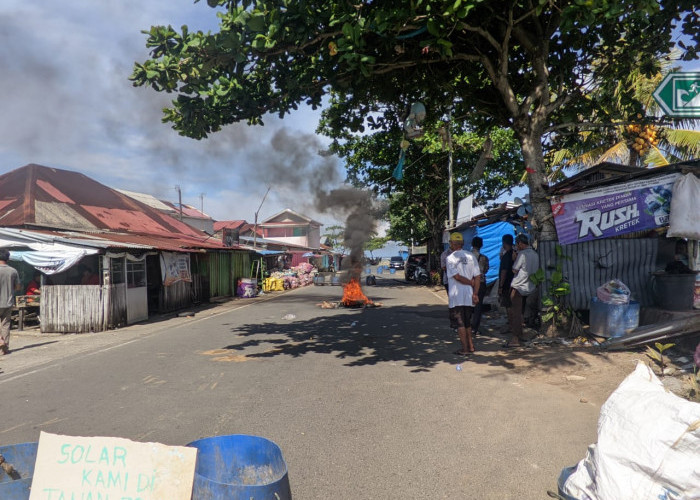 Pasokan Solar Terhenti, Nelayan Malabero Bakar Ban dan Blokade Jalan