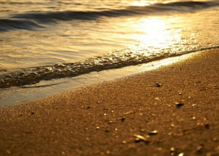 Pesona Pantai Berpasir Emas di Negeri Para Dewa, Pantai Unik yang Menjadi Favorit Anak Muda