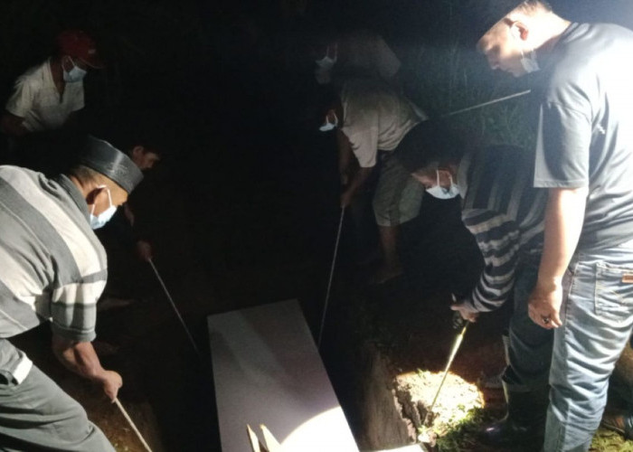 Mayat Bertato Tanpa Identitas di Sungai Ketapang Kepahiang Dimakamkan, Polisi Masih Cari Keluarga