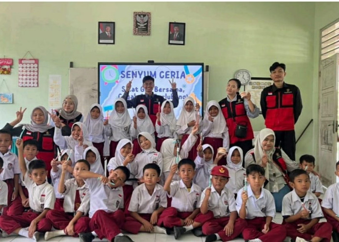 Senyum Kecil dari Desa Madello, KKN Profesi Kesehatan Unhas Tanamkan Kebiasaan Menyikat Gigi
