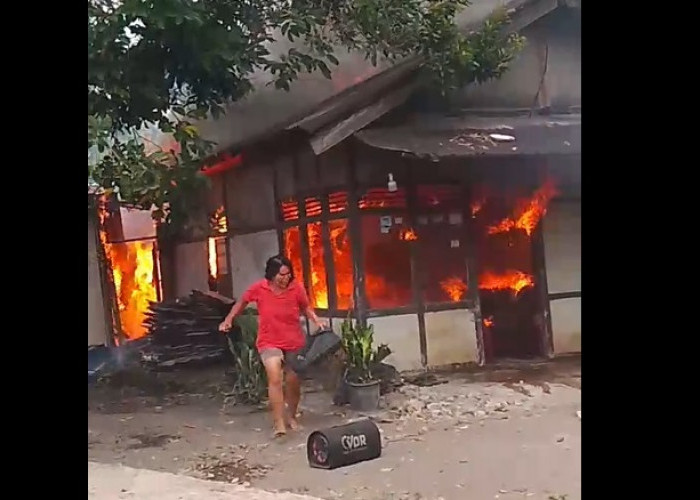 Kebakaran Hebat di Kepahiang, Rumah Warga Ludes dan Kerugian Capai Rp300 Juta