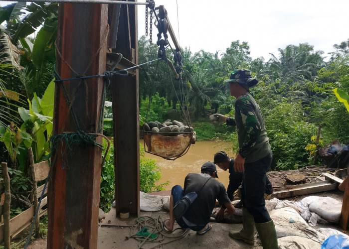 Infrastruktur Desa Diperkuat, Koramil 423-03/Lais Dampingi Pembangunan Jembatan Perintis di Desa Pagaruyung